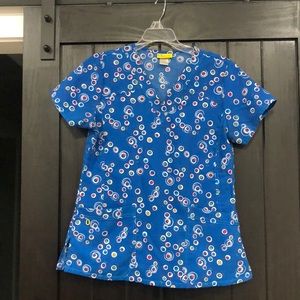 Wonder wink scrub top  Size Small royal blue print